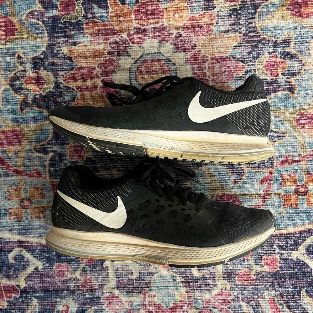 Nike Black and White Women's Running Shoes - Picture 1 of 9
